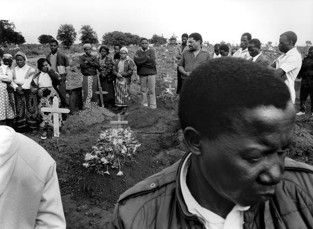 Ernst Schade : Moçambique, Chimoio. Funeral of a Baby : 1994